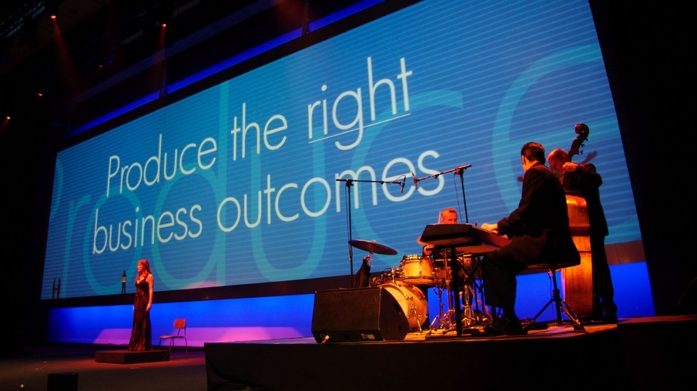 Large scale HP conference stage with full width presentation screen, live music and keynote event production by Bano Event Technology